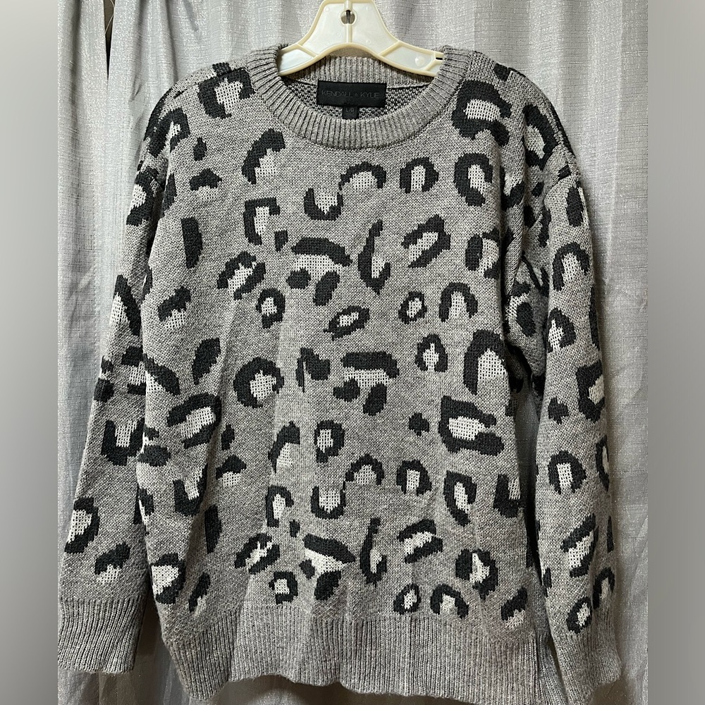 Kendall & Kylie Gray leopard print sweater size L.